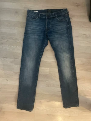 Blå slim fit jeans från Jack & Jones - Snygga blå slim fit jeans från Jack & Jones. Modell Slim/Glen. Dom är i väldigt bra skick! Tveka inte på att höra av dig vid funderingar!🤩
