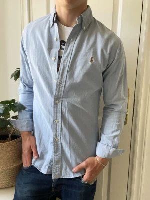 Ralph lauren skjorta  - Ralph lauren skjorta, Inga defekter! Modellen i bilderna är 180 cm 75 kg och bär Storlek S passar M  , Kom med frågor! 🌟 (Kan gå ned i pris vid köp av paket 😉) 
