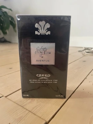 Creed Aventus parfym 100 ml - Säljer en oöppnad Creed Aventus 100ml. Fick den i present men väljer att sälja den vidare istället. Fortfarande inplastad och i nyskick.
