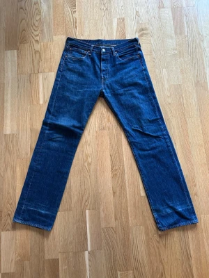 Levi’S 501 raka jeans - Klassiska blå 501 jeans från Levi's med rak passform och fem fickor. Strl W32 L32