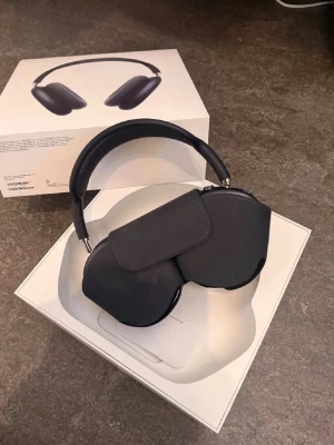 AirPods Max  - Hej! Säljer mina AirPods Max, de är i färgen space grey och funkar som dom ska! Älskar dom men säljer pga att jag behöver pengar. De är äkta och köpt de för 6999 och säljer för 4300 Hör av er vid frågor 