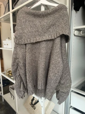 Stickad offshoulder tröja - Stickad off shoulder tröja i storlek M men sitter som en S! Kall gråbrun