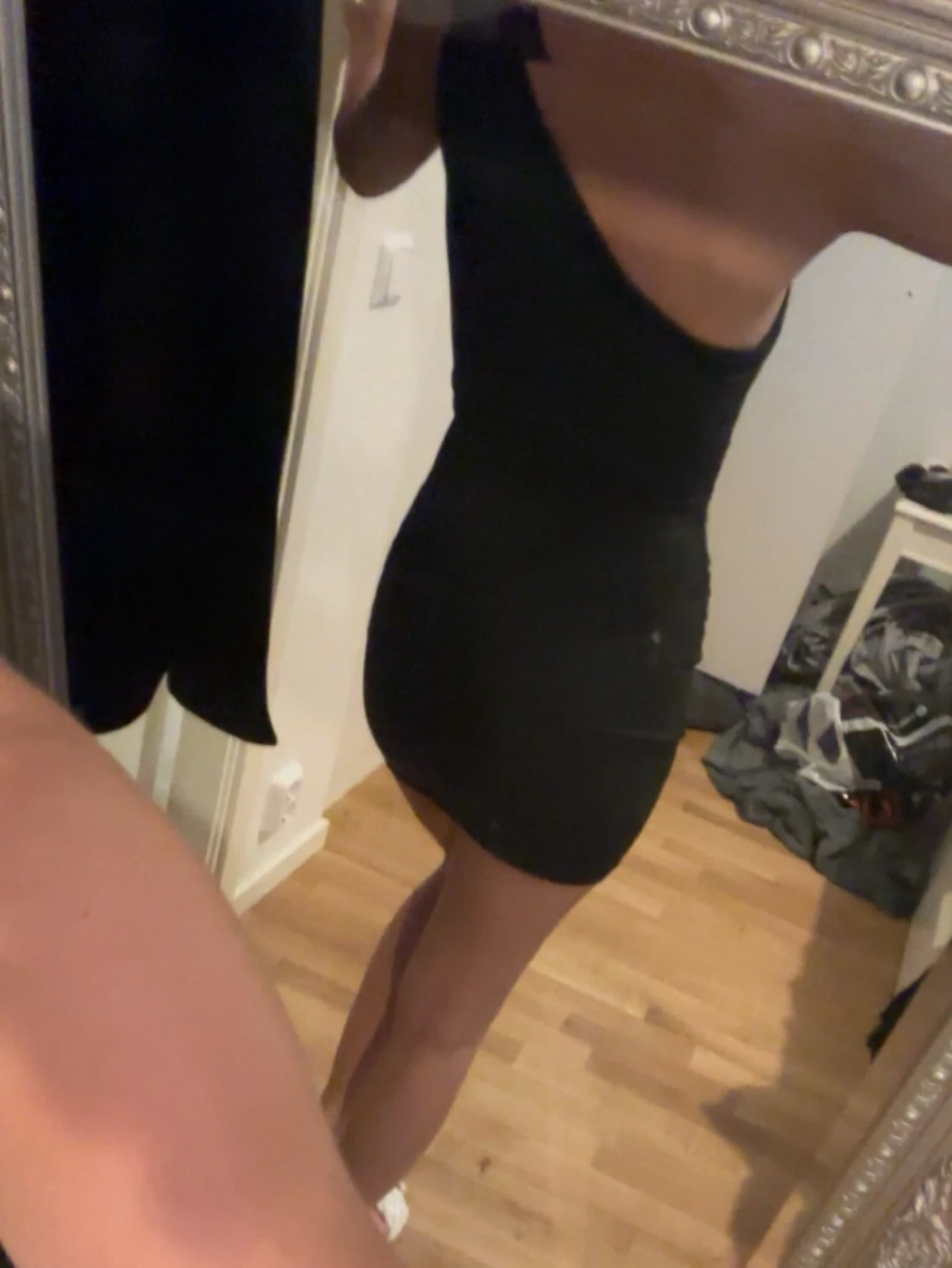 Svart one shoulder kort klänning - 1