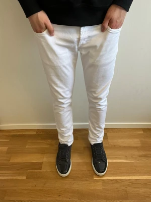 Dondup Jeans - Tja, säljer nu dessa skit feta dondup Mius jeans i extremt fint skick! nypris cirka 4000kr, mitt pris endast 899kr. Midja 42cm, längd 99cm. Hör av er vid fler frågor🤝