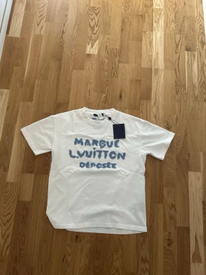 T-shirt - Skön tisha med lite baggy fit nu till sommaren. Helt splitterny bara testad en gång. Pris kan diskuteras men tar inga byten :)