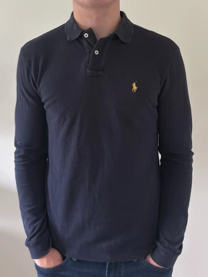Ralph Lauren långärmad piké - - Condition: 8/10 - Color: Blue - Size: M