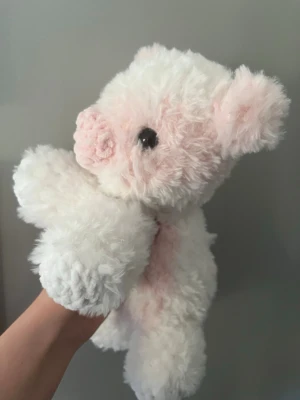 Handvirkad rosa/vit ko💕💕 - Mjuk och fluffig handvirkad ko i rosa och vit som jag har virkat själv💕🥰