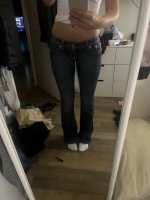 Miss me jeans - Säljer mina miss me jeans då dem ej kommer till användning 🥰 lite defekter vid slutet av benen och några ”paljetter” saknas på bakfickorna 