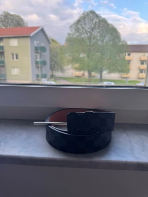 L.V bälte - Skickar inom 24 timmar kommer med hålslagare storlek 110