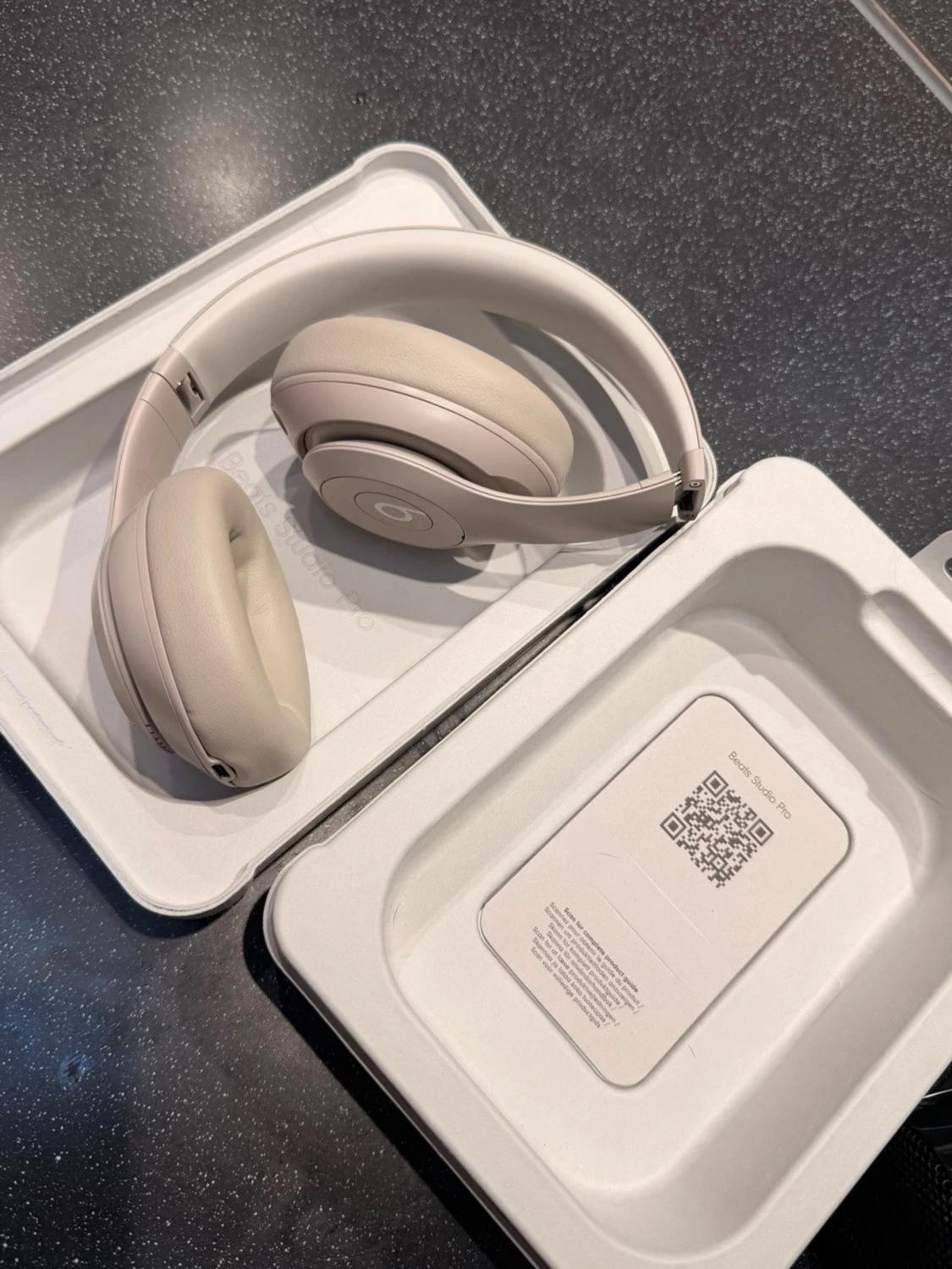 Beats Studio3 trådlösa hörlurar beige