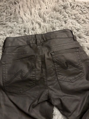 Svarta coated jeans från Nelly - Köpte på vinted helt oanvända, så jag har ba använt nån få gång men skulle säga dom är som nya. Tvättas innan dom skickas, säljer då dom inte kommer till användning