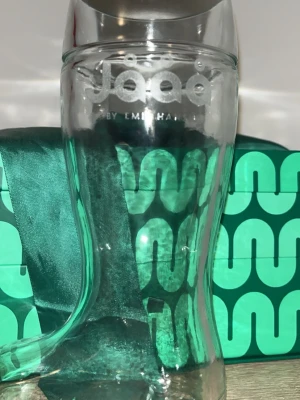 Jäää ölglas i stövelform - Säljer ett unikt ölglas i form av en stövel från Jååå by Emil Hansius. Glaset är helt genomskinligt och har tryckt logga upptill. Perfekt för dig som vill sticka ut på festen eller bara ha något annorlunda i hyllan.
