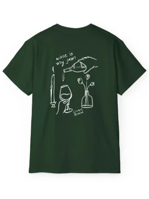 Mörkgrön t-shirt från Civaré brand - Mörkgrön t-shirt från Civare Brand med vit grafisk print på ryggen som föreställer vin, glas, ljus och blommor samt texten 'wine is my jam'. Liten logga framtill. Klassisk passform och rund hals. Perfekt för dig som gillar unika prints.