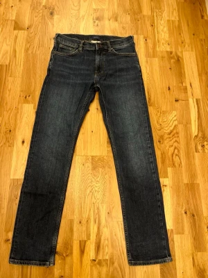 Mörkblå raka jeans från Gant - Snygga mörkblå jeans med rak passform och klassiska fem fickor. Jeansen har kontrastsömmar och normal midja. Perfekta för en stilren och avslappnad look.