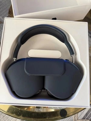 Apple AirPods Max blå over-ear hörlurar - Snygga  AirPods Max 2  i midnight blue färg med stilren design och mjuka öronkuddar. Over-ear-modell med metall och mesh-material i huvudbandet för extra komfort. Perfekta för musik, gaming eller film med grym ljudkvalitet och ikonisk Apple-look.