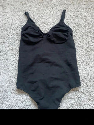 body - säljer denna body, den är använd 1 gång! storleken är L men passar även xs/s eftersom att den är tajt men stretchig, så den passar många storlekar❣️❣️