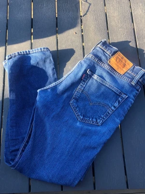 Levi’s 502 - Säljer ett par riktigt snygga Levi’s 502. Storleken på jeansen är W32, L30. Passar XS/S/M. Perfekta till vardagslooken och passar till det mesta. Säljs för 149kr pga att jag inte får användning av dem och nypris är 700-1000kr!☺️