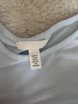 Volang tröja blå  - Denna tröjan ser magisk ut, som en prinsess blus!🥹 Puffiga armar, bebisblå färg så jävla söt!