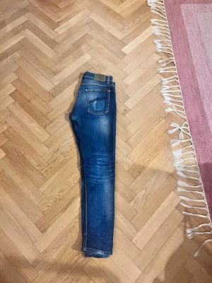 Nudie jeans - Säljer dessa riktigt snygga nudie jeans! Nypris: 2-3 tusen, mitt pris 700kr! Passformen är slim och byxorna är nästintill nyskick med inga defekter! Storlek: L30 W30 men passar Garranterat någon med W31. Hör av er vid frågor eller funderingar!