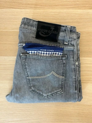 Jacob Cohën Jeans 622 | W33/L34 - Eleganta Jacob Cohën jeans | Modell: 622 | W33/L34 | Skick: 9/10 | Defekter: Nej | Midja: 44 cm | Längd: 109 cm | Innerbenslängd: 86 cm | Måttavvikelser +-1 cm | Modellen är 175 cm och väger 70 kg | Vänligen kontrollera mått innan köp🤗 | Tveka inte att kontakta mig vid övriga frågor😁!