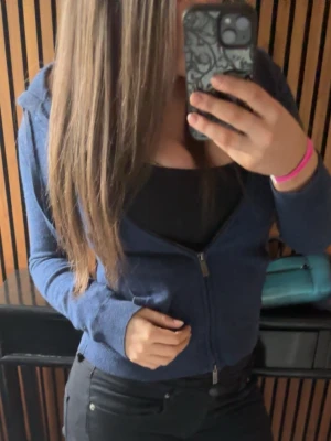 Mörkblå Kashmir zipp hoodie - Snygg mörkblå kashmir blend zip upp hoodie från Gutteridge med dragkedja framtill, huva och fickor. Bra skick och liknar zip upp tröjan från soft goat. Skriv för mer funderingar💕