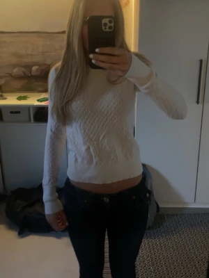 Vit stickad tröja  - Säljer en vit stickad tröja från KappAhl i storlek XS. Jag säljer den eftersom att jag inte använder den längre. Det syns att den är lite använd, men tröjan är inte skadad på något sätt.
