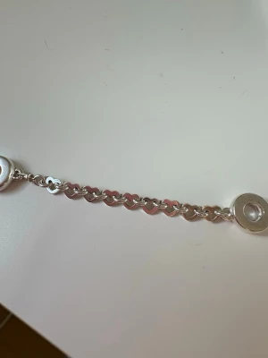 Säkerhetskedja - OBS den är inte rosa utan det är mitt mobilskal som speglas på den Säkerhetskedja till armband för att skydda berlockerna från att trilla av, ordinarie pris är 449kr men jag säljer den för 300kr