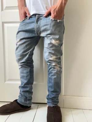 Levis jeans standard fit - Levis jeans standard fit, Inga större defekter. Modellen i bilderna är 180 cm 75 kg pch bär Storlek , W32 L32, Måtten i sista bilden är A:43cm B:101cm , Kom med frågor! 