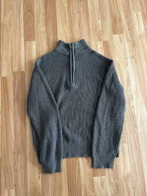 Half zip från grunt - Snygg och fräsch half zip från grunt. Skick 10/10 storlek L i junior size men skulle säga att den passar S i vuxen storlek perfekt. Inga konstigheter (den är stickad)