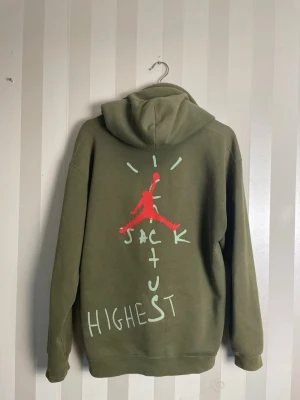 Cactus Jack x Nike Air Hoodie - Cactus Jack x Nike air Hoodie med cactus Jack tryck på baksidan med texten ”Highest” inkluderad och med en upp å ner vänd ”Nike Air” logga på framsidan. Trycken lyser dessutom i mörker när ljus har legat på dem som man kan se på bilderna!
