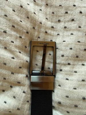 Svart skärp från Calvin Klein - Svart skärp från Calvin Klein, stl 100cm (se bild) i använt skick 