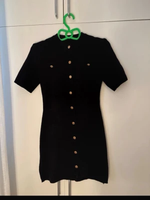 Svart klänning  - Helt ny, aldrig använt. Kort klänning. Väldigt fin och elegant. Storlek M men passar S också 