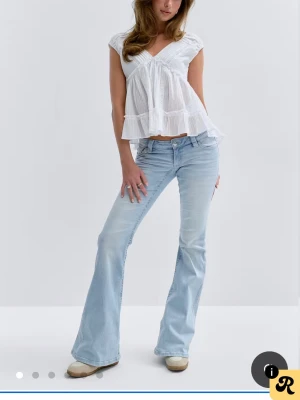 Ljusblå bootcut jeans från Gina  - Säljer ett par ljusblå bootcut jeans från ginatricot som är låg midjade. Har aldrig använt dom 