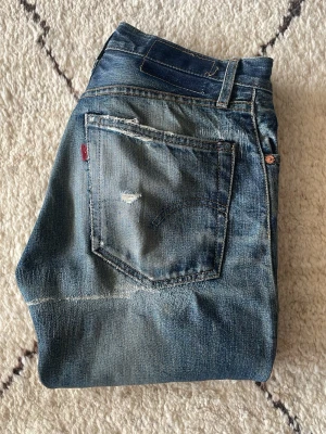 Levis jeans  - Säljer nu ett par helt sjuka Levis Selvedge jeans. Aldrig sett ett par med snyggare tvätt. Avgör skick från bilder, flitigt använda så ”defekter” förekommer. Flertal lagningar är dessutom gjorda, alla av skräddaren ”Hannibal” på Söder, sjukt duktig. Storlek 30/32. Tvungen att sälja då dom blivit för små (tyvärr). Modell 505, straight. 