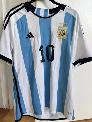 Messi tröja - Använd några gånger, vill få såld så kan sälja snabbt för bra pris