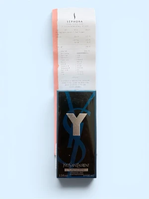YSL Y Iced Cologne 100ml - Yves Saint Laurent Y Iced Cologne är en parfym i en elegant svart och blå förpackning med en stor silverfärgad Y-logga på framsidan. Flaskan rymmer 100 ml och har en modern, stilren design som passar perfekt för dig som gillar exklusiva dofter.