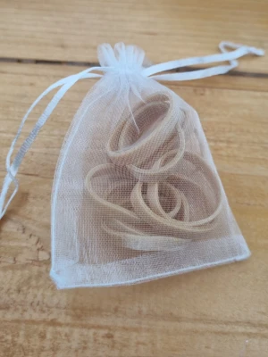 20 st strumpband - 20 st strumpband. Perfekt för dig som inte gillar att sortera dina strumpor efter tvätt. Sätt ihop dina strumpor innan du slänger in dem i tvätten så hittar du rätt par direkt. Tål även torktumling.
