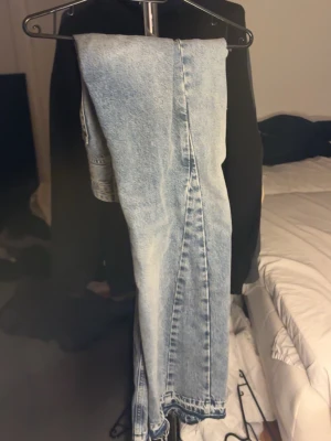 Baggy jeans - Säljer ett par ljusblå jeans med rak passform och klassisk femficksdesign. Jeansen har en tvättad, lite sliten look och är tillverkade i denim. Perfekta för dig som gillar en avslappnad och tidlös stil. inte min stil nå mer