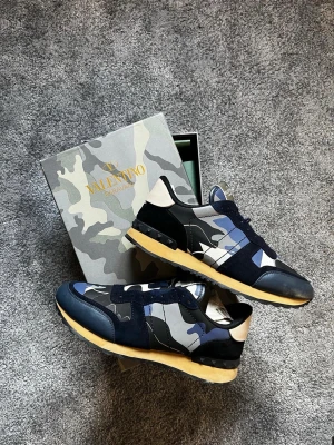 Valentino rockrunners - Ett par unika valentino skor med otroliga färger, perfekt nu till sommarn! Färgerna ser lite mörkare ut då jag tvättade dom innan jag tog fotona men kan Sicka bild sen när dom torkat till dom som är intresserade! Sulorna är bara testade för jag hadde inne ett par andra så sulorna aldrig använda! Kort medföljer och snören. Jag kan sätta på dom innan jag sickar Elelr så får ni göra det! Kom dm vid funderingar !