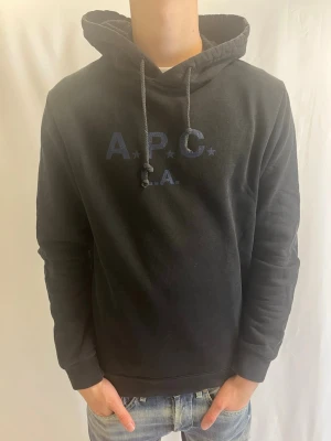  A.P.C. Hoodie - Tja! Säljer nu denna feta A.P.C hoodien i svart. Hoodien är i storlek S, passar S-M.                      Ny pris: 3500kr.                                                    Säljs för: 899kr                                                                Tveka inte på att höra av er vid frågor eller funderingar! 