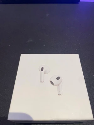 AirPods gen 3 (helt nya) - Helt nya aldrig använda. Plasten är på. 