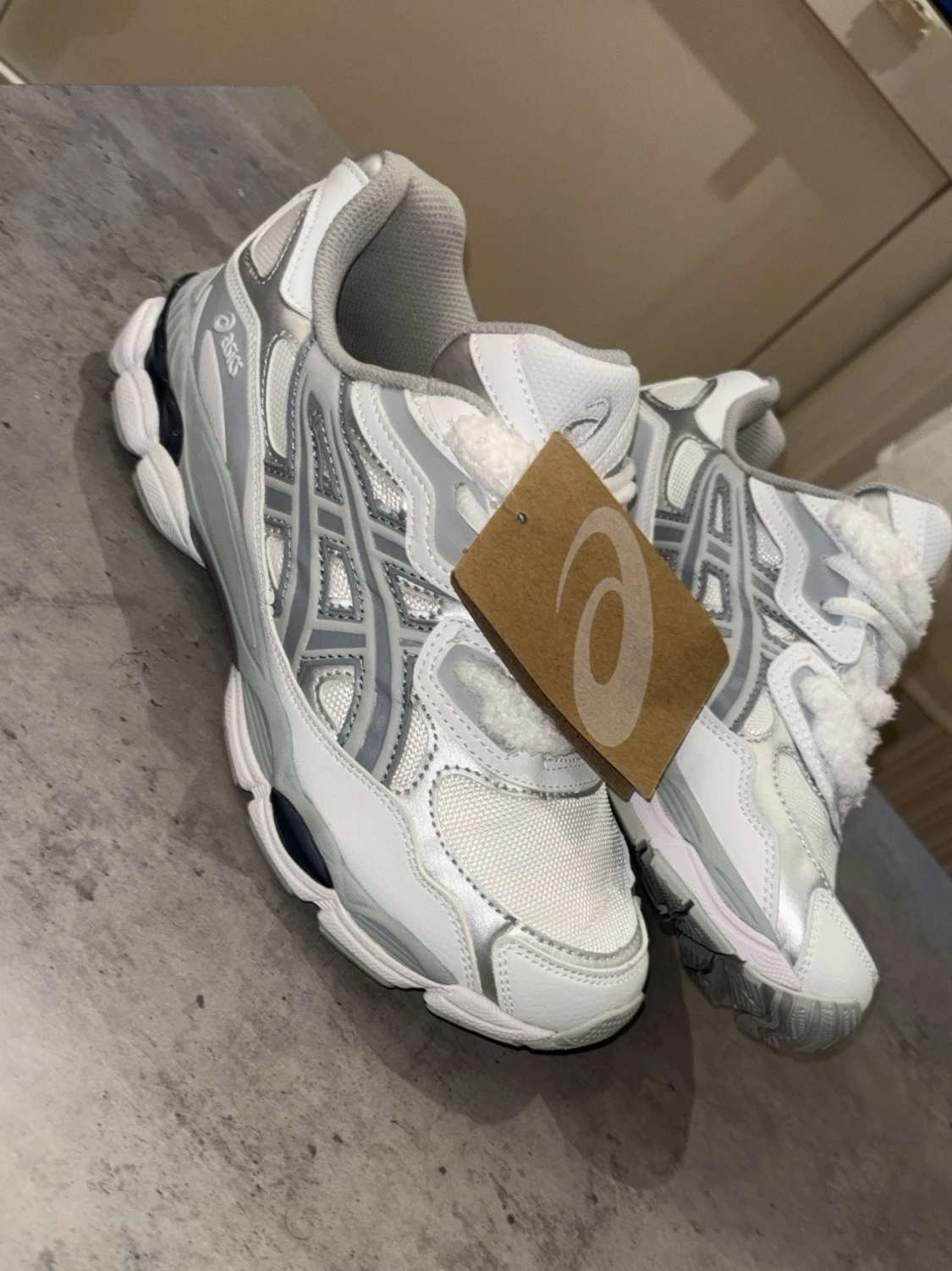 Vita och grå ASICS sneakers - 1