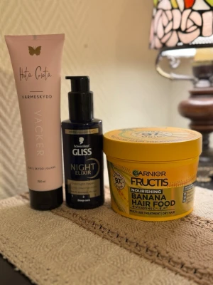 Hårvårdspaket  - Paket med Heta Greta värmeskydd (rosa tub), Schwarzkopf Gliss Night Elixir (mörkblå pumpflaska) och Garnier Fructis Banana Hair Food (gul burk). Värmeskydd endast testad, inpackning se bild och night elixir halvfull✨