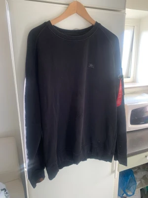 2 tröjor från Alpha Industries - Känner du någon som vill köpa mina alpha industries tröjor?   De är 7 månader gamla och den svarta kostade mig 799 och storlek XXL.   Den vita hoodie i storlek XL och kostade mig 1299 och köpte den samtidigt som den andra tröjan.  Paketpris 450kr,  tröjorna kan säljas separat, 350kr styck 