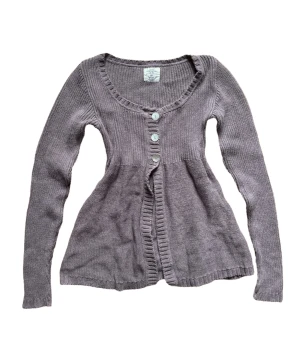 Y2k vintage babydoll Ljusbrun/grå kofta med knappar -  söt stickad babydoll kofta. från gammal h&m Storlek S. I en ljusbrun/grå färg. 