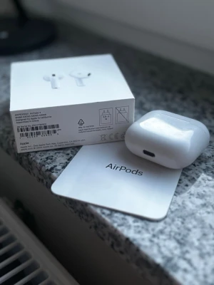 Apple AirPods - Jag säljer ett par AirPods 4. Dom är underbara och ljudet är ännu mer underbart. Jag har haft det nu i ett tag fast det är inget problem med de. Jag säljer de för 800kr, priset kan diskuteras. Original pris för AirPods 4 kostar ungefär 1500-2000kr. Jag släpper de ganska billigt för att jag fick nydligen ett par AirPods Pro Max och jag vill ha sålt de snabbt. 