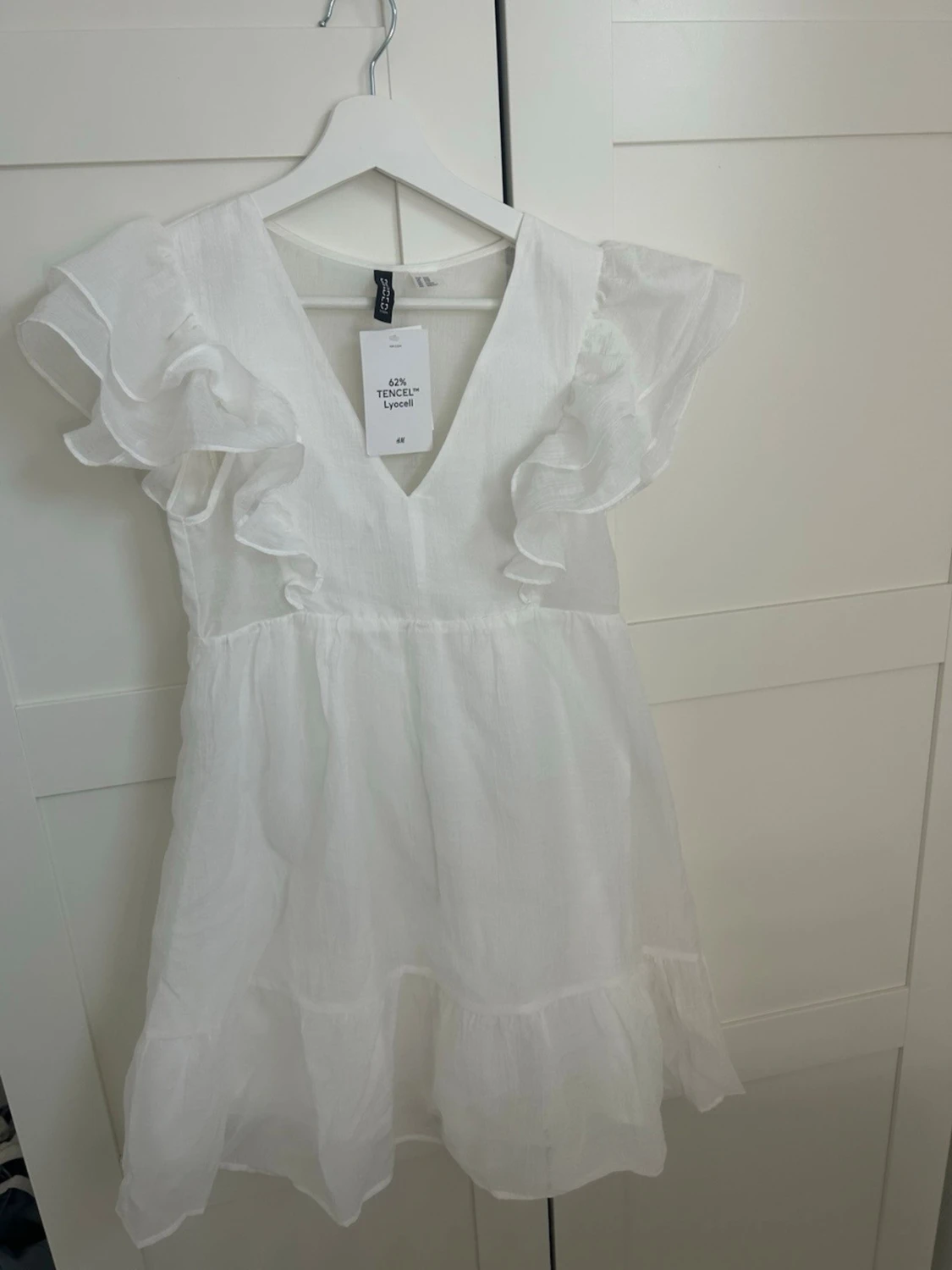 Vit volangklänning från H&M