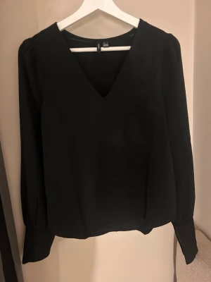 Blus - Säljer denna svarta blus från vero Moda, andvänt endast nån enstaka gång och i ny skick!