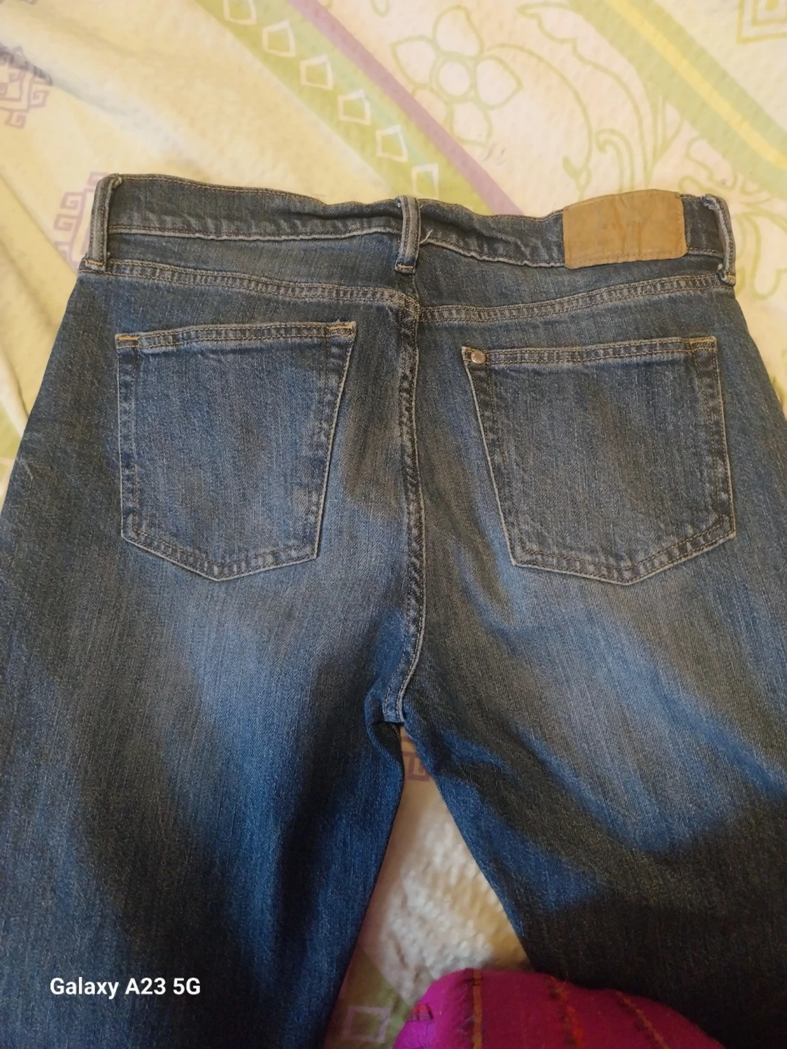 Mörkblå slitna jeans med hål - 2