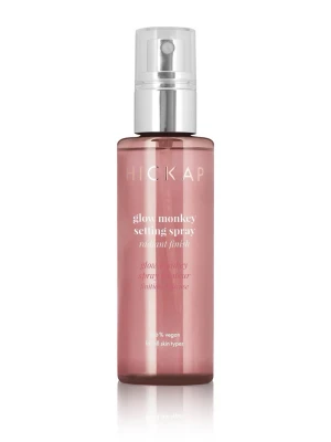 Hickap Glow Monkey Setting Spray - Glow Monkey Setting Spray från Hickap är en face mist i en snygg rosa plastflaska med silvrig spraypump. Ger en strålande finish och återfuktar huden. 100% vegansk och passar alla hudtyper. Perfekt för att smälta samman makeup och ge glow. Testad 1 gång men har tyvärr för känslig hud.